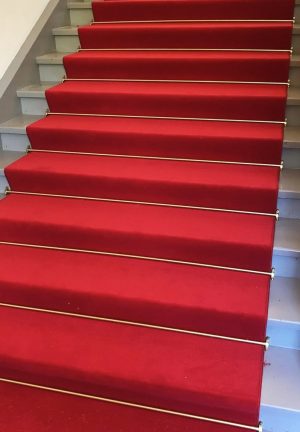 Teppichläufer über die Treppe